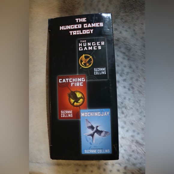 The Hunger Games Trilogy Hard Cover Box Set. Written by Suzanne Collins - Picture 4 of 15